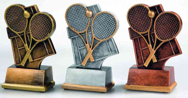 Drei nebeneinander ausgestellte Tennistrophäen in Gold, Silber und Bronze mit geformten Tennisschlägern und Bällen auf jedem Sockel – perfekt als prestigeträchtiges Geschenk oder bemerkenswerte Auszeichnung, die 3-er Serie Tennis 80 mm PK736876-78-3.